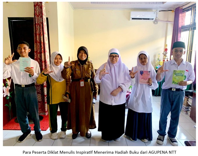 Empat Pena Muda MAN Kota Kupang Raih Hadiah Buku dari AGUPENA NTT